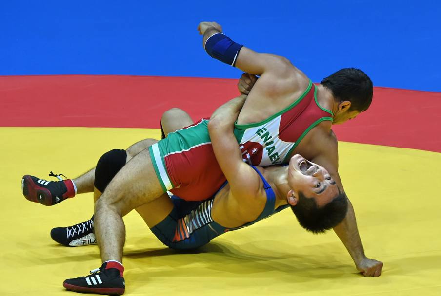 Un incontro di lotta libera tra Lee Seungchul, sudcoreano, e Jamshid Kenjaev, uzbeko, ai Giochi asiatici di Incheon (Afp)